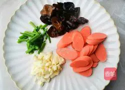 Illustration of how to make fried ham with broccoli and fungus 2