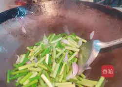 Illustration of how to stir-fry pork liver with garlic sprouts 10