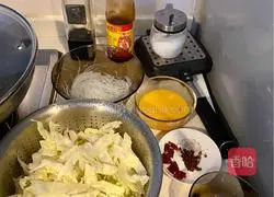 Illustration of how to make scrambled eggs with cabbage and vermicelli 1