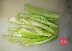 Illustration of how to make spicy stir-fried razor clams 2