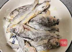 Illustration of how to make pan-fried small yellow croaker 10