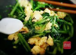 Illustration of how to make scrambled eggs with chrysanthemum chrysanthemi 6