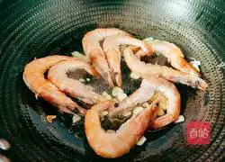 Illustration of how to make fried shrimps with spring leeks 11