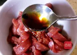 Illustration of how to make fried shredded pork with celery 4