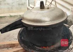 Soybean braised pig's trotters recipe 8