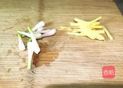 Illustration of how to make steamed chicken with golden needles and fungus 2