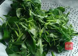 Illustration of how to make water spinach 2