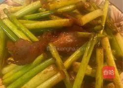 Illustration of how to stir-fry garlic sprouts with soy sauce 6