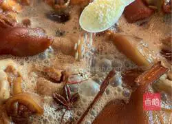 Illustration of home-style soybean pig trotters 9