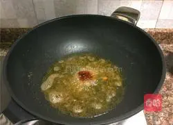 Illustration of how to cook fish with pickled pepper and black bean sauce 7