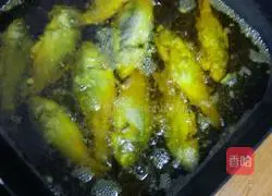 Illustration of how to make fried crucian carp 6