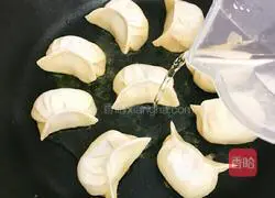 Egg holding Illustration of how to make dumplings 6