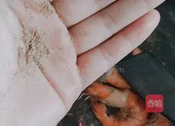 Illustration of how to stir-fry cumin prawns in oil 4