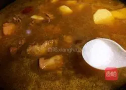 Pork ribs, potatoes and beans stewed Illustration of practice 14