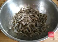 Illustration of how to make pepper and sesame river shrimp 1