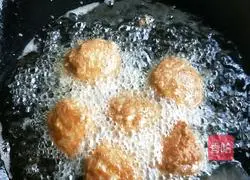 Quail wrapped in tomato sauce and meatballs Illustration of how to make eggs 5