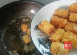 Illustration of how to make small sausages wrapped in puff pastry 11