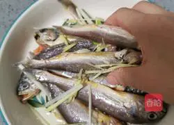 Illustration of how to make pan-fried small yellow croaker 7