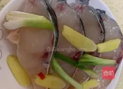Illustration of how to make fish belly with chopped pepper 1