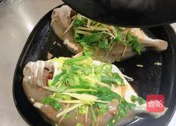 Illustration of how to make steamed golden pomfret 8