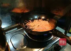 Illustration of how to make quick-fried three shredded silkworms 10