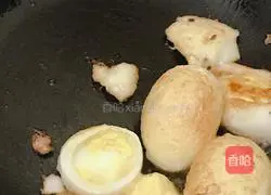 Illustration of how to make fried eggs with garlic moss 5