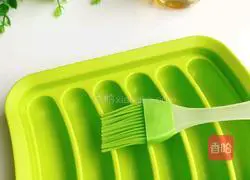 Illustration of how to make black rice sausage 10