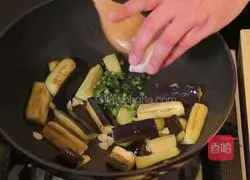 Illustration of how to make orange New Zealand beef brisket with garlic eggplant 5