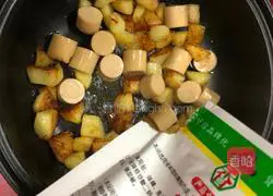 Illustration of how to make pan-fried potato sausage chunks 10