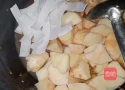 Illustration of how to make a little rooster with potato vermicelli 10