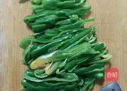 Illustration of how to make green pepper shredded pork 2