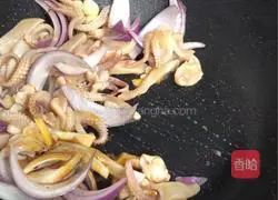 Illustration of how to make fried squid with onions 5