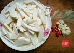 Illustration of how to make stir-fried pork slices with wild rice plants 3