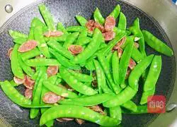 Illustration of how to make fried snow peas with sausage 7