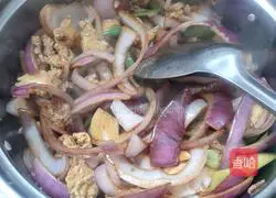 Illustration of how to make fried onions and eggs 7