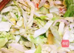 Illustration of how to stir-fry cabbage and vermicelli 7