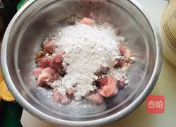 Illustration of how to make a bowl of steamed crispy pork 2