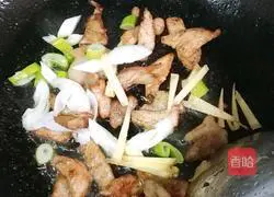 Illustration of how to make fried pork slices with colored pepper 5