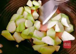 Illustration of how to stir-fry vannamei shrimp with luffa 10