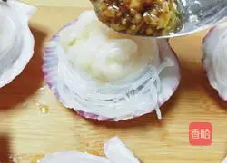 Illustration of how to make steamed scallops with garlic vermicelli 12