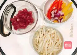Illustration of how to stir-fry seafood mushrooms with minced meat 3