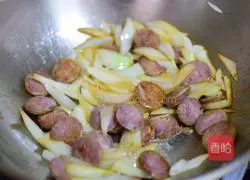 Illustration of how to make fried onions and sausages 5