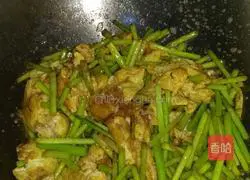 Illustration of how to make scrambled eggs with garlic moss 5