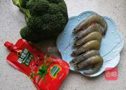 Illustration of how to make steamed shrimps with broccoli 1