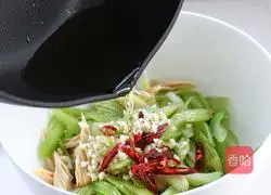 Illustration of how to make celery mixed with yuba 8