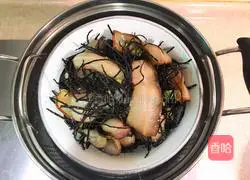 Illustration of how to steam bacon with walnut flowers 9