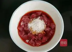 Illustration of how to make stir-fried beef with diced celery 5