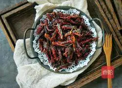 Illustration of how to make high-protein crispy fried grasshoppers 5