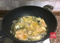 Illustration of how to cook dried fish with pickled pepper and black bean sauce 5