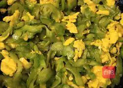 Illustration of how to make bitter melon and scrambled eggs 6